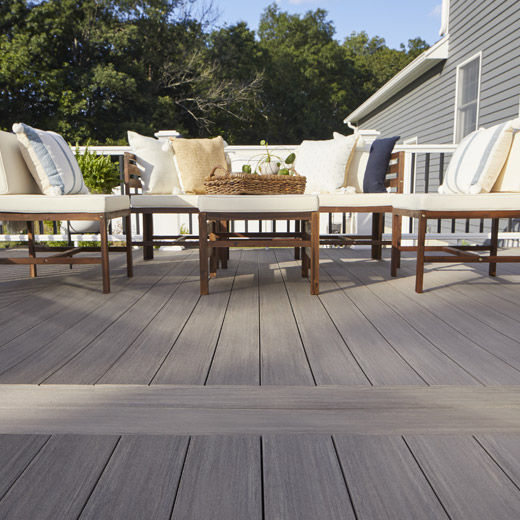 Terrasse TimberTech en composite et PVC avec salon de jardin