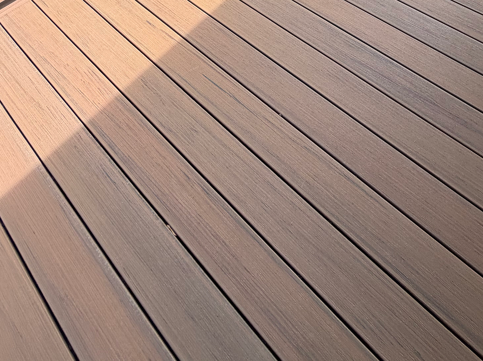 Patio avec rampes noires et escalier extérieur