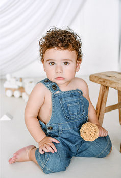 סטודיו לצילומי גיל שנה בסגנון לבן 