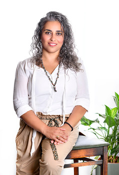 בימינו כמעט כל אחד צריך תמונה פורטרט טובה שלו – בין אם מדובר על צילומי פורטרט לצרכים עסקיים, צילום פורטרט לאתרי אינטרנט, צילום תדמיתי, צילום פורטרט לאתרי היכרויות או לכל צורך אחר, צריך תמונה אחת או שתיים שלך, אבל טובות!
תמונת פורטרט שתוכל לייצג אותך באופן רציני, איכותי, מקצועי ומדוייק.
בצילומי פורטרט אני מקדישה זמן לכוון את המצולם, להנחות אותו, לבדוק איזו זווית מתאימה ומחמיאה יותר, ואני מצלמת כמה עשרות תמונות על מנת למצוא את הזווית המחמיאה והפוטוגנית שלך ולהגיע לכמה תמונות טובות ואיכותיות.
תמונות פורטרט תדמיתי שאפשר להציג ולפרסם ומציגות את המצולם בצורה הטובה והמתאימה ביותר לצרכיו.
כצלמת פורטרט מקצועית אני יודעת לבחון את כל הפרמטרים החשובים בצילומי פורטרט כמו זווית הצילום, ההבעה, התאורה, העדשה המתאימה, הרקע, שפת הגוף, גוון העור וכולי ויחבר את הכל יחד לכדי תמונה אחת טובה.