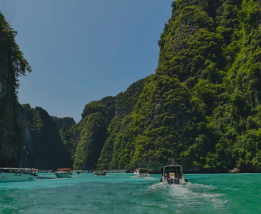 a group of boats floating on top of a bo