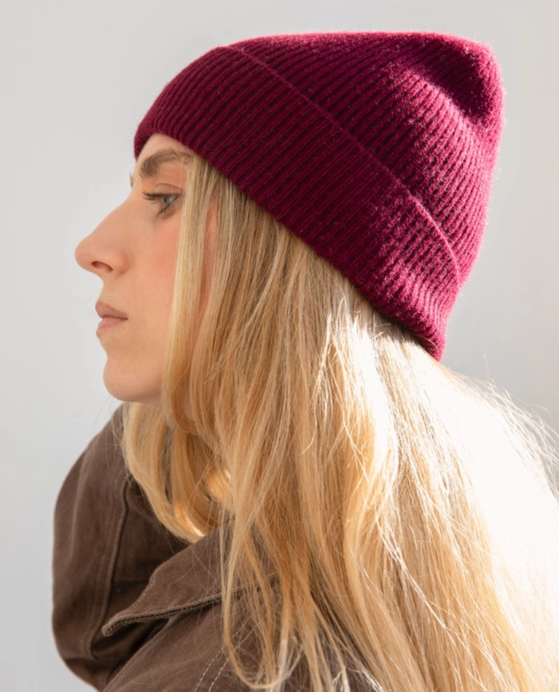 Caroline Gardner Burgundy Fine Rib Cashmere Beanie