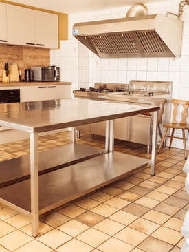 Cuisine professionnelle avec plan de travail en inox, cuisinière au gaz