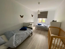 Chambre-2-lits-simples-et-lit-bébé