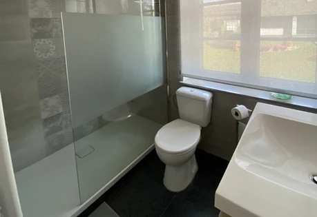 Douche-italienne-WC-évier-gite-9-personnes-au-q-du-parc-etalle-gaume-Belgique