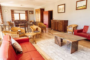 Salon avec fauteuils et table de salon à l'étage, sur la droite