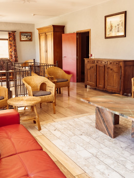 2 salons disposés sur une grande pièce à l'étage avec fauteuils et tables de salon
