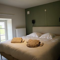 chambre-double-lit-king-size-fenetre-sur-extérieur-domaine-des-hayons-florenville