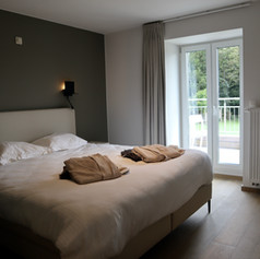 chambre-double-lit-king-size-fenetre-sur-extérieur-domaine-des-hayons-florenville