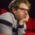 Professeur de cours de chant attentif au spectacle