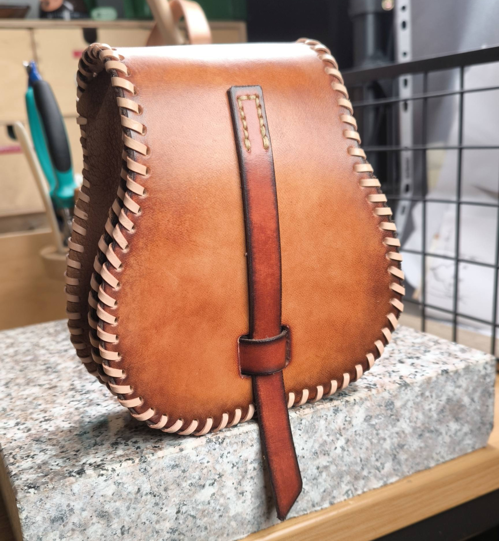 Größen S / M / L
In Wunschfarbe
Mit Gürtelschlaufe 40mm