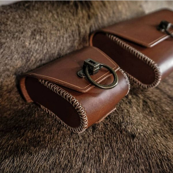 Gürteltaschen "Magus"Größen S / L
In Wunschfarbe
Mit Gürtelschlaufe 40mm