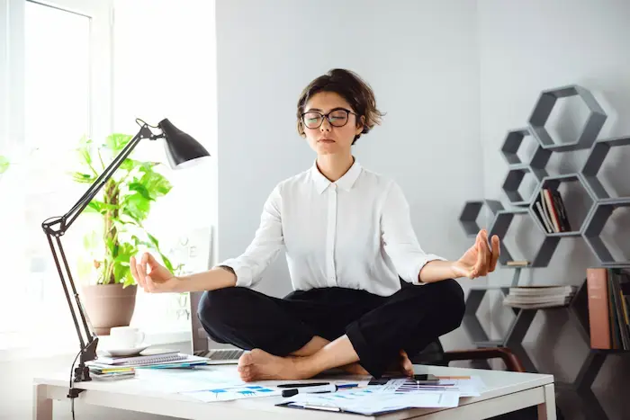 mujer meditando para combatir el estres