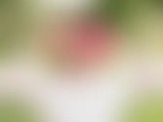 mujer poniendose dos flores lindas sobre los ojos