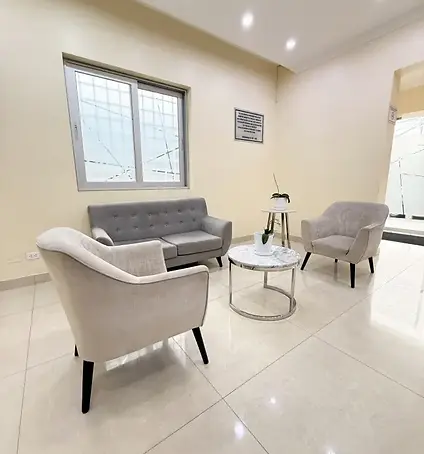 sala de espera de un hotel en san isidro que contiene sillones muy lindos y buena iluminación