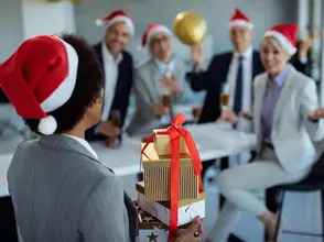 persona trayendo regalos para sus compañeros de trabajo