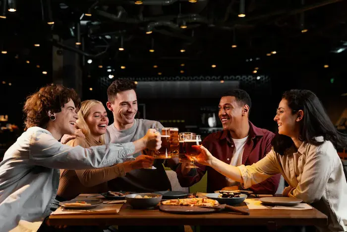 grupo de amigos celebrando en un bar