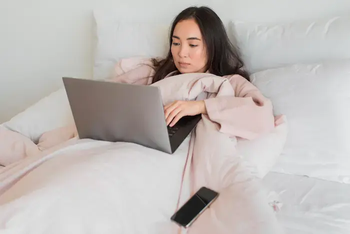 mujer haciendo cosas del trabajo antes de descansar
