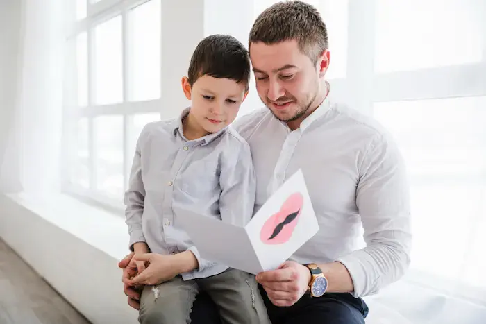 niño dandole una carta a su padre