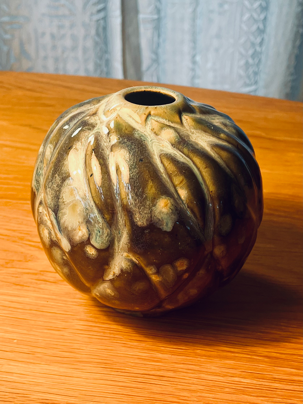 Vase m. udskæringer og multiglasur