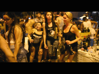 Jovens dançam no meio da Rua Peixoto Gomide. Por Leandro Bernado