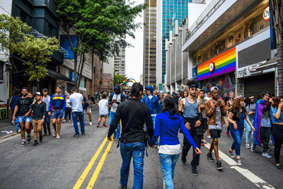 Pessos trafegando na Rua Augusta durante a Parada LGBT. Por Leandro Bernardo