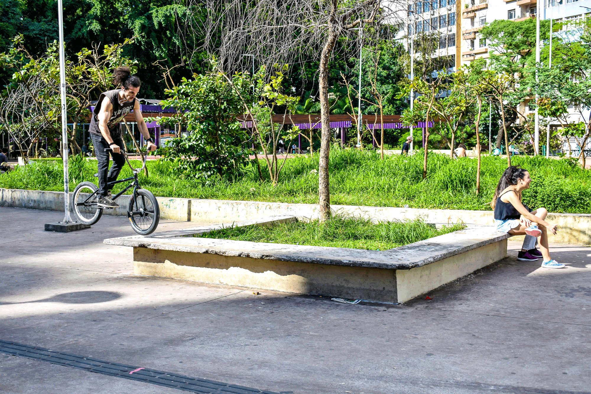 Ciclista fazendo manobra em banco da Praça Roosevelt. Por Leandro Bernardo