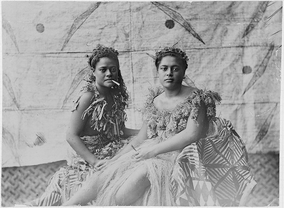 Samoan women in traditional dress (c. 1910s)