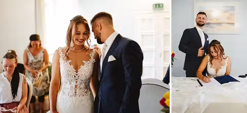 Braut und Bräutigam in eleganter Hochzeitskleidung in einem hellen Raum, im Hintergrund zwei Frauen. Braut beim Unterschreiben eines Dokuments.