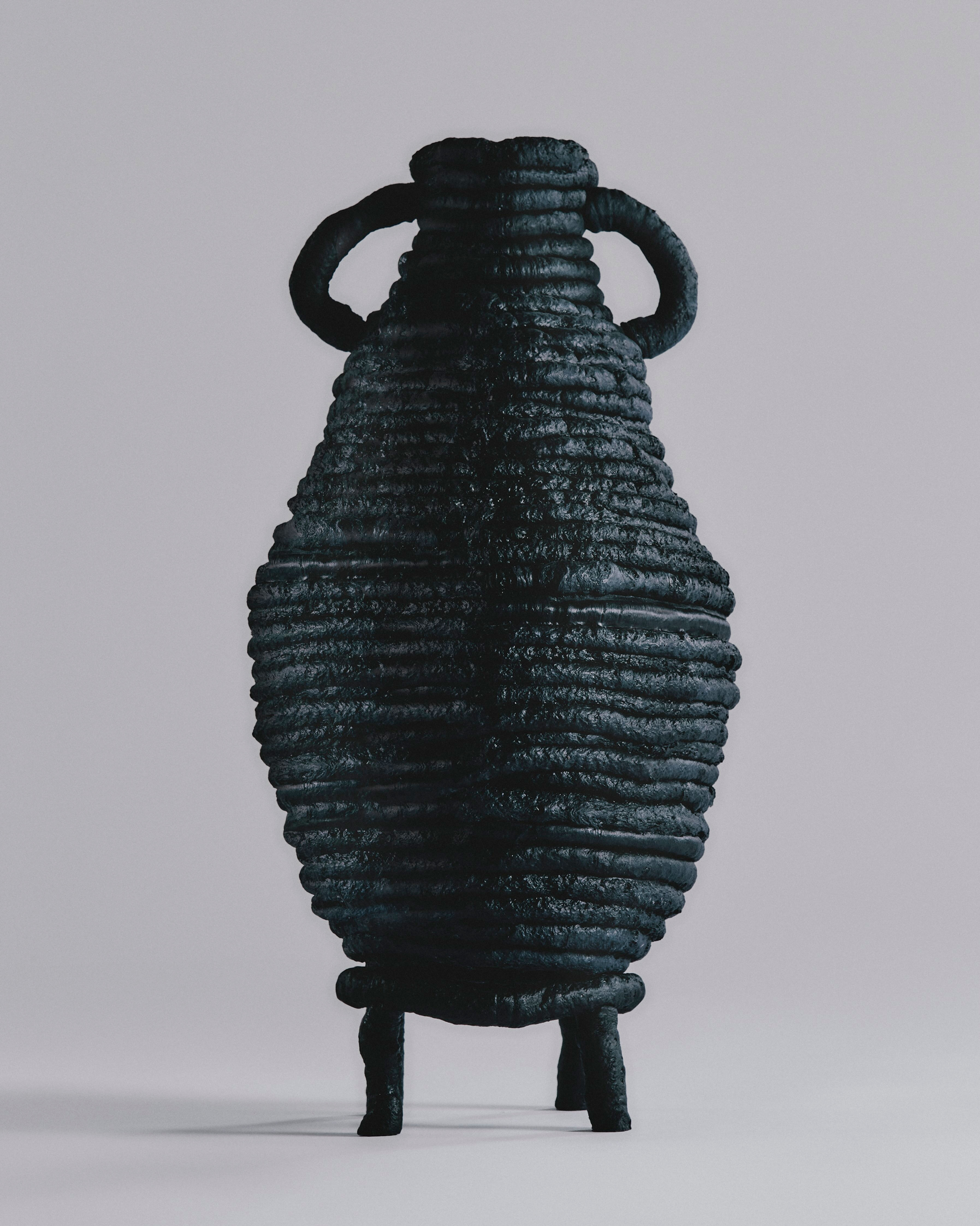 James Shaw Amphore plastique recylé noir