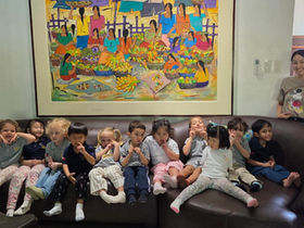 Kindergartenkinder erkunden die Häuser ihrer Klassenkameraden