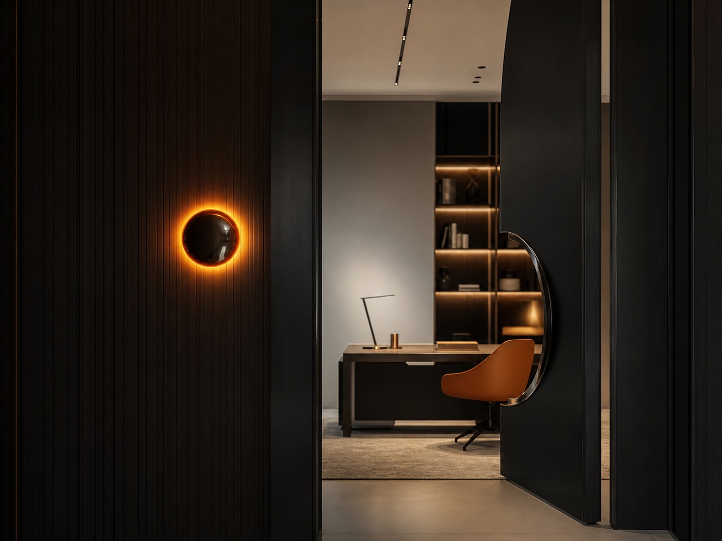 Offener Eingang in ein warm beleuchtetes Designstudio