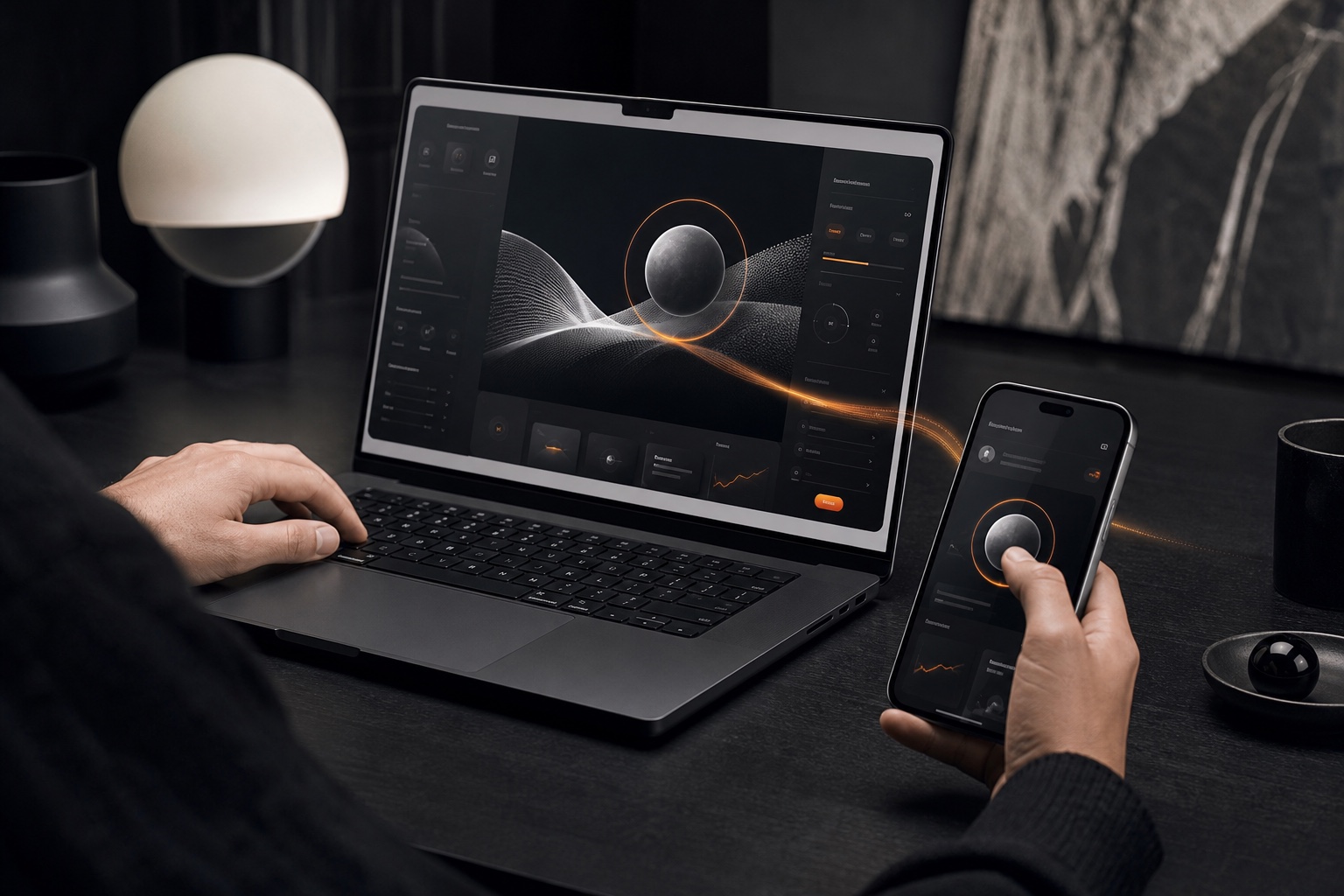 Laptop und Smartphone mit einer funktionalen, markenkonformen Produktoberfläche