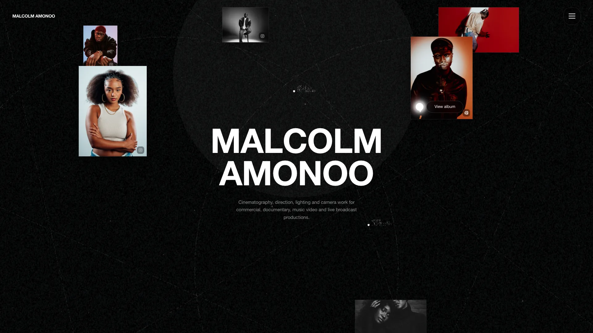 Startseite von Malcolm Amonoo mit großem Namensschriftzug und schwebenden Porträtfotos auf dunklem Grund