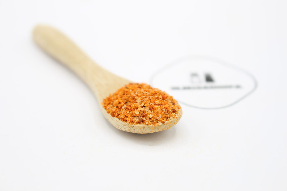 Chili-limoen kruidenmix op een houten lepel