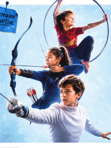 Trois enfants pratiquent tir à l’arc et cerceau aérien sur fond bleu, ambiance dynamique; note Semaine Sportive.