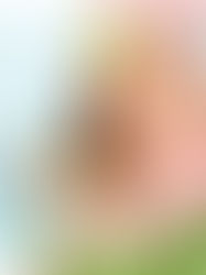 Jeune fille avec bandeau oreilles de lapin, stupéfaite. Œufs de Pâques décorés et fleurs devant. Fond bleu avec motifs poules et poussins.