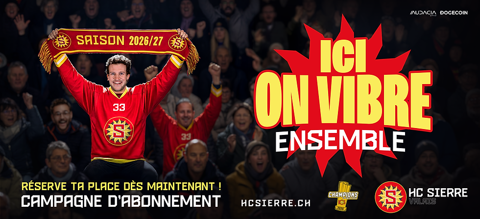 Supporter en maillot rouge brandit une écharpe Saison 2026/27 dans un stade sombre; affiche: Ici on vibre ensemble, HC Sierre.