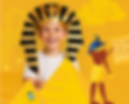 Enfant souriant portant une coiffe de pharaon devant des pyramides jaunes. À droite, Anubis dessine des hiéroglyphes. Fond orange.