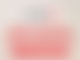 Affiche promotionnelle de la Croix-Rouge Valais pour un événement d'emballage de cadeaux de Noël avec fonds beige et rubans rouges.