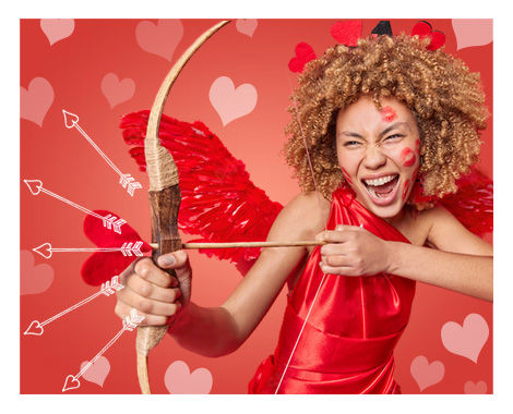 Jeune femme tirant des flèches d'amour pour la saint valentin