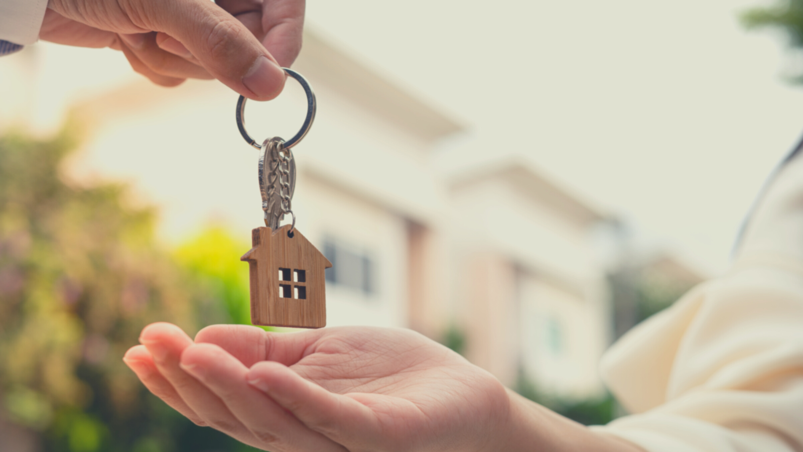 house-hunting-tips-simplify-and-enjoy.webp