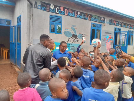 Nach den Spenden des FC Bruchhausen sind die Bälle nun in Ruanda angekommen