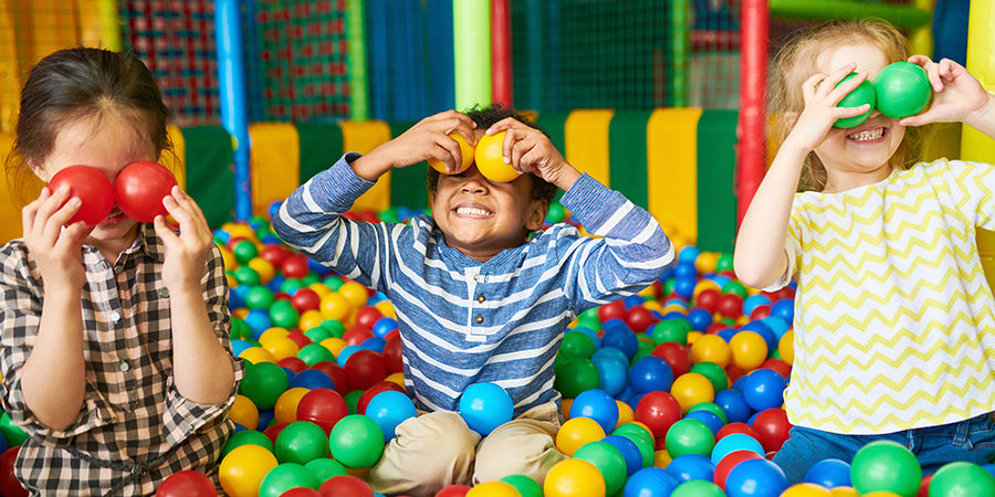 piscina palline con bambini.jpg