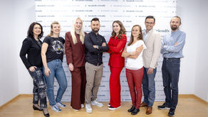 Metabolic Friendly tim (muškarci i žene) ispred promotivnog zida.