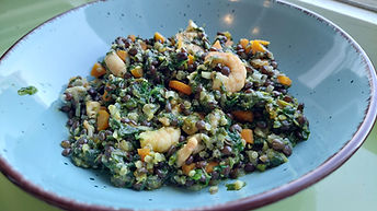 Kozice s crnom lećom i špinatom