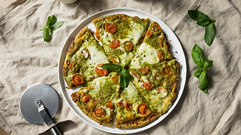 Pizza od bademovog brašna s pestom od bosiljka i pistacija