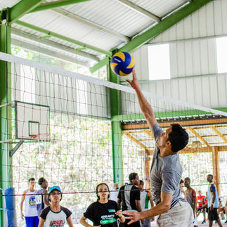 Fotografía de personas jugando voley