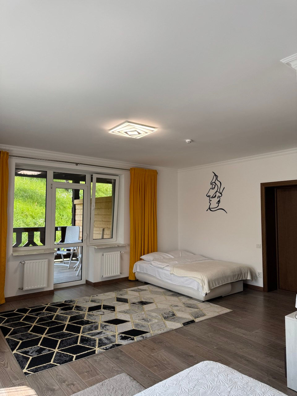 Прев'ю: НОМЕР 203  |  ДВОМІСНИЙ З ВЛАСНОЮ ТЕРАСОЮ ТА ГОЙДАЛКОЮ