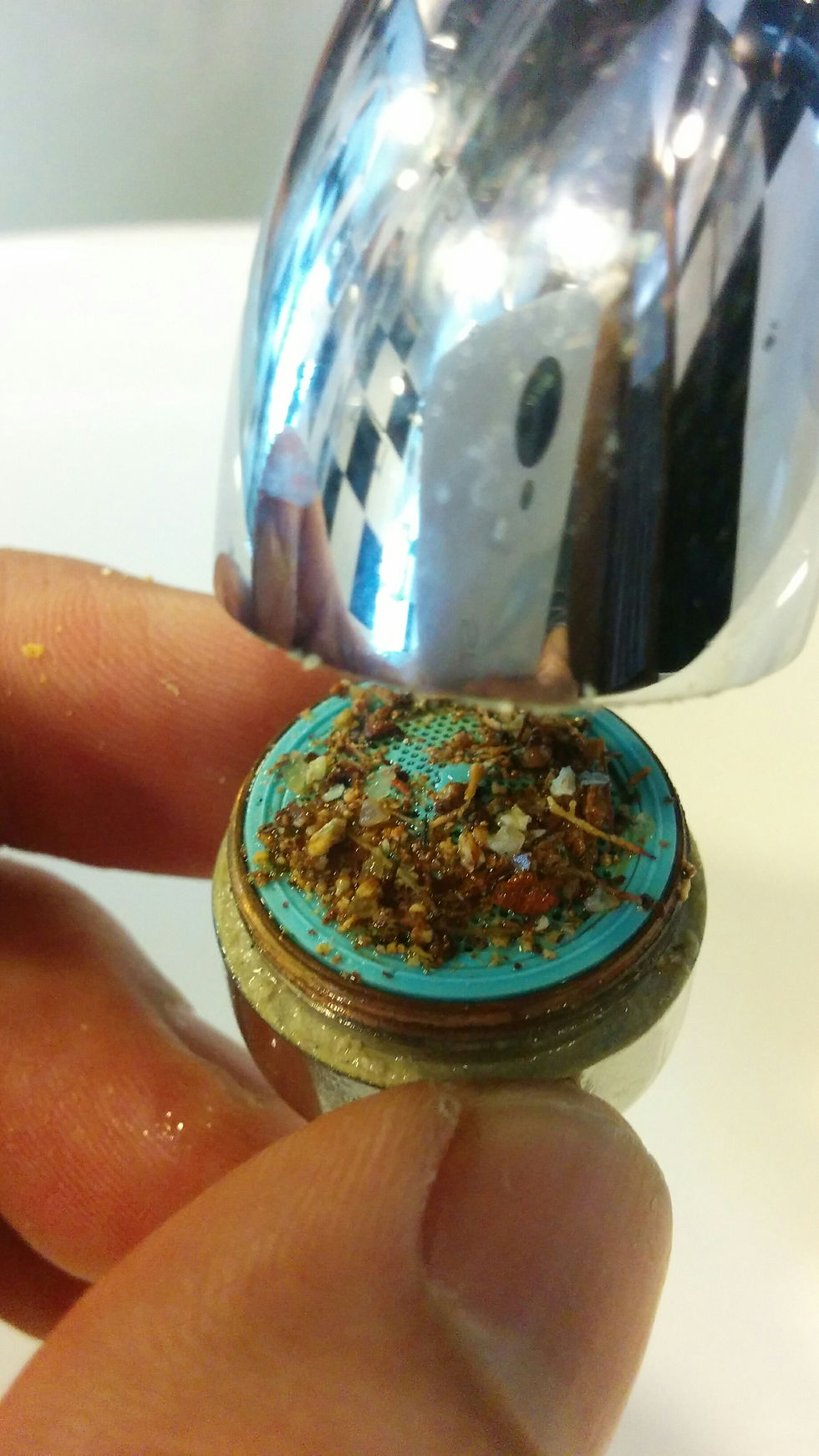 一拆開水龍頭看到像XO醬般的污染物，就知污染情況極嚴峻。